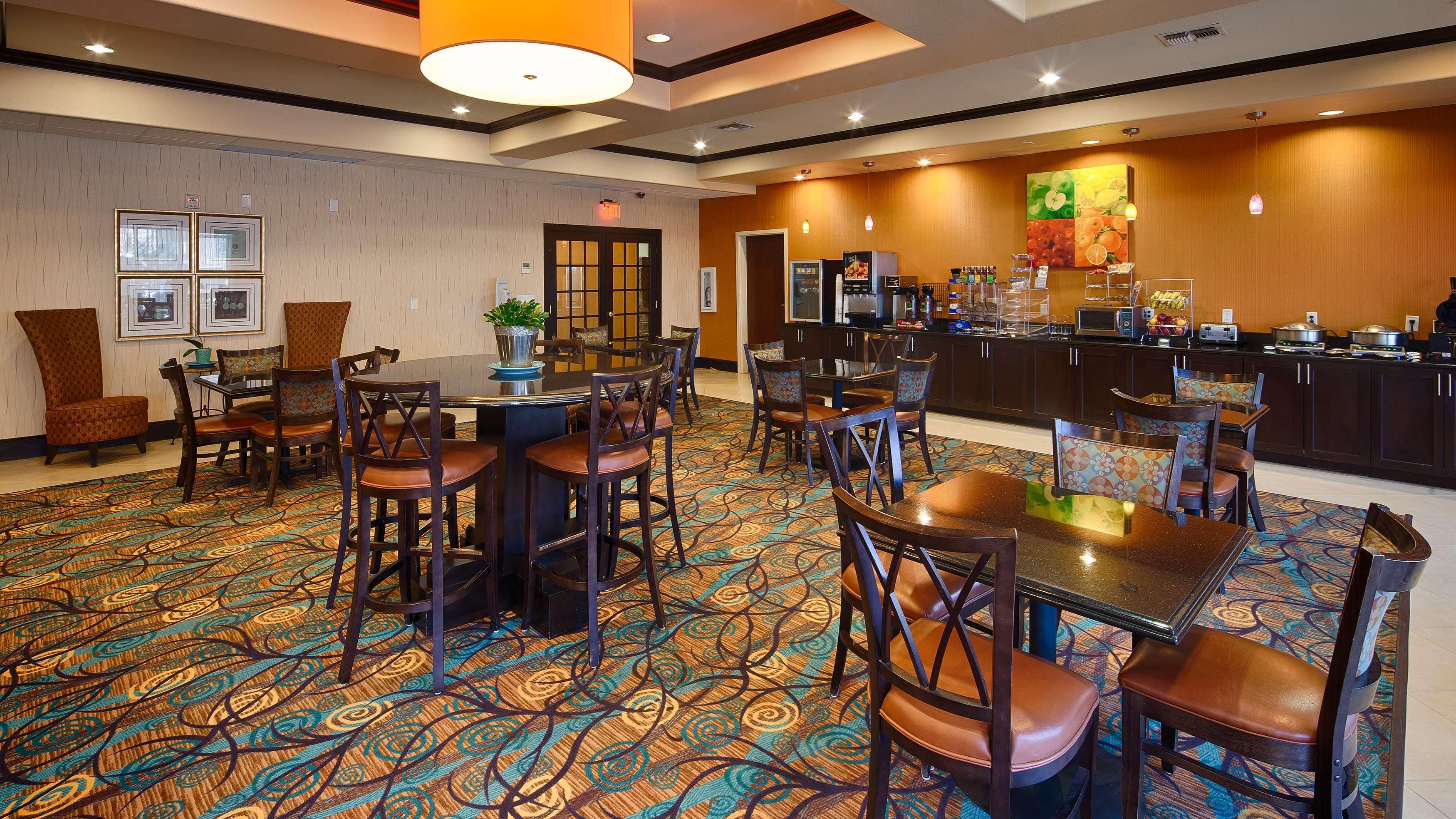 Best Western Plus Midland Suites Exterior photo